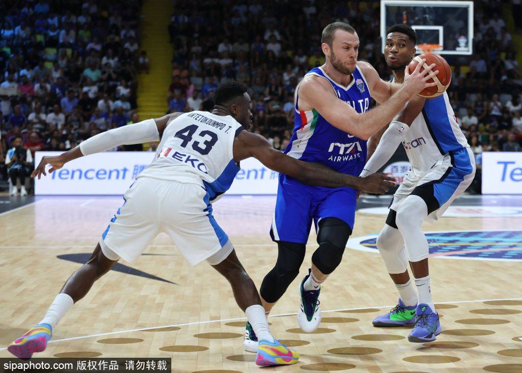 意大利男篮血洗西班牙男篮，布克关键制胜的简单介绍
