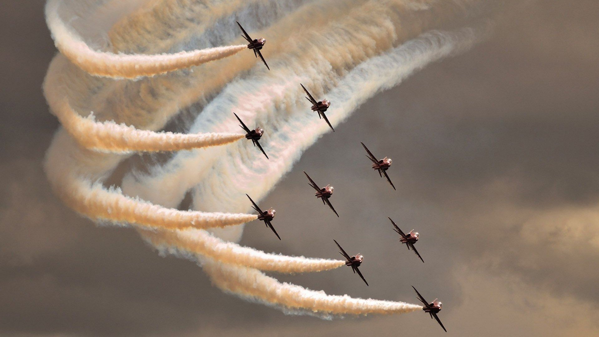 星河独舞，当莱万用一粒传球证明，半决赛需要怎样的孤胆